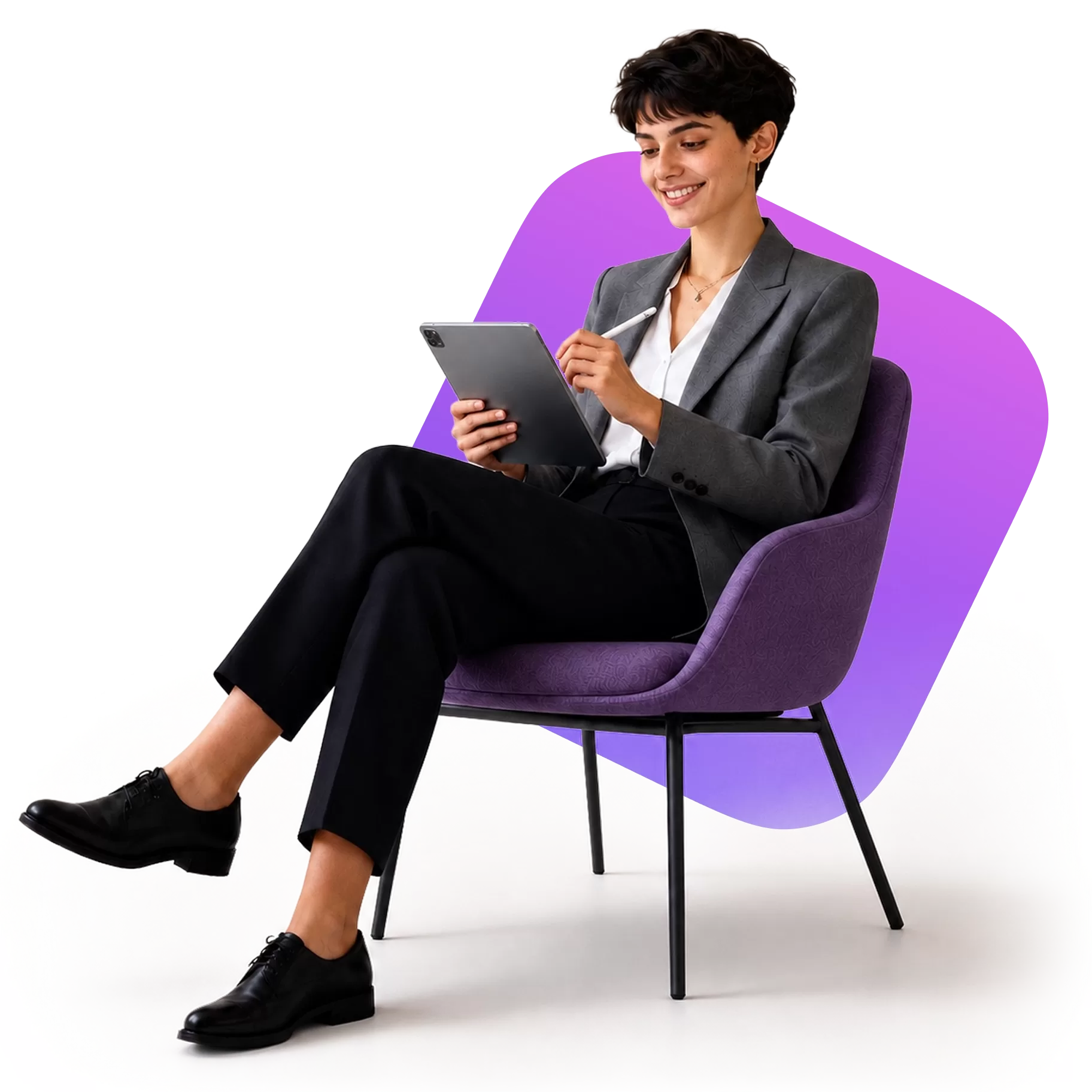 Freelance assise dans un fauteuil violet, travaillant sur sa tablette